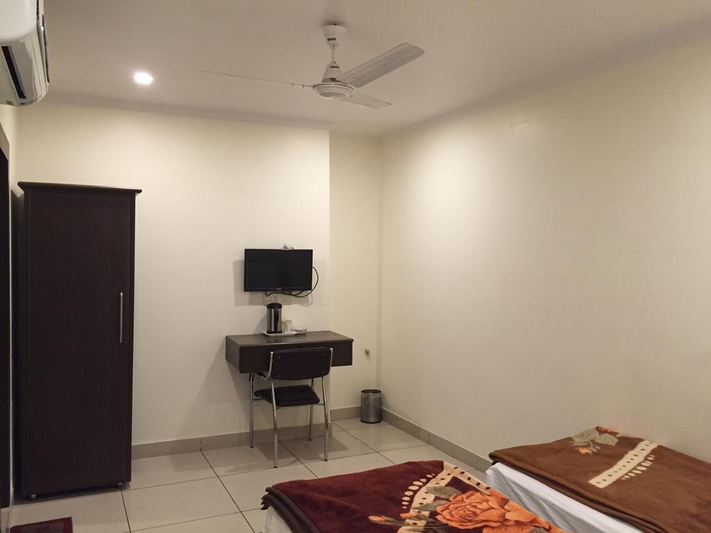 Hotel Surya Haldwāni Kamer foto
