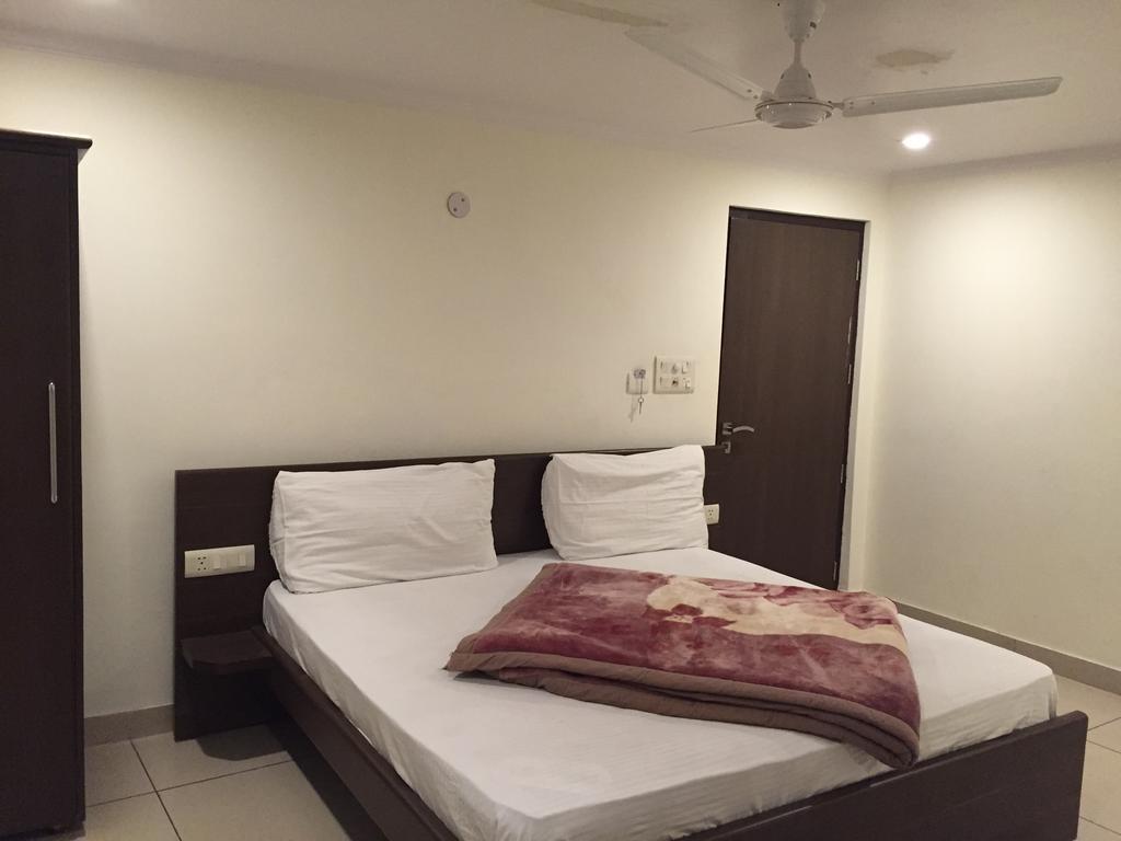 Hotel Surya Haldwāni Kamer foto