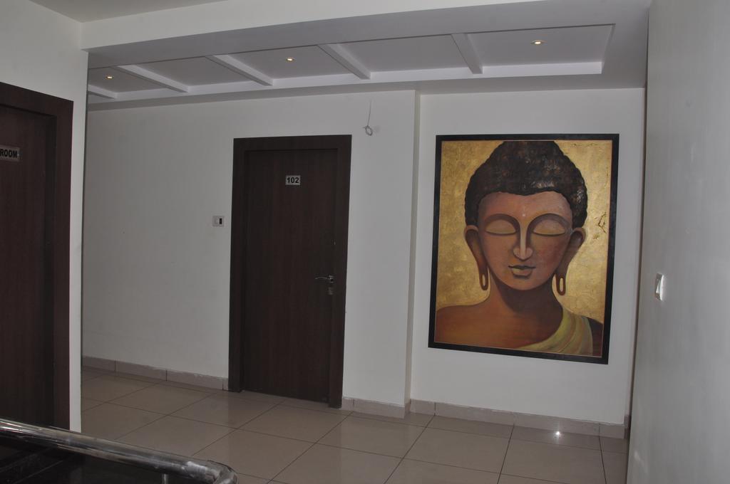 Hotel Surya Haldwāni Buitenkant foto