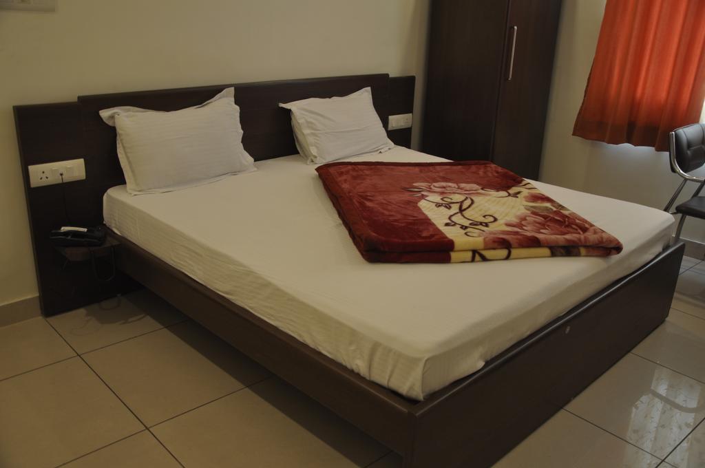 Hotel Surya Haldwāni Buitenkant foto