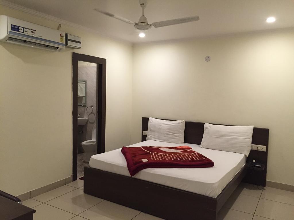 Hotel Surya Haldwāni Kamer foto