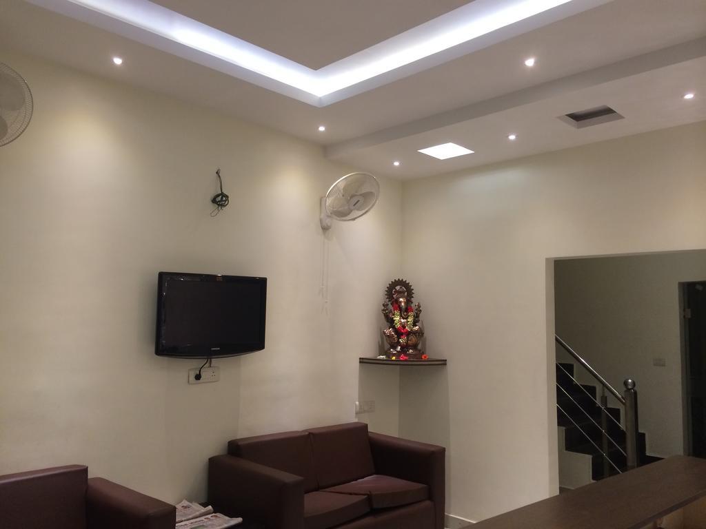 Hotel Surya Haldwāni Buitenkant foto