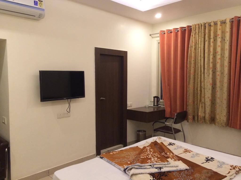 Hotel Surya Haldwāni Kamer foto