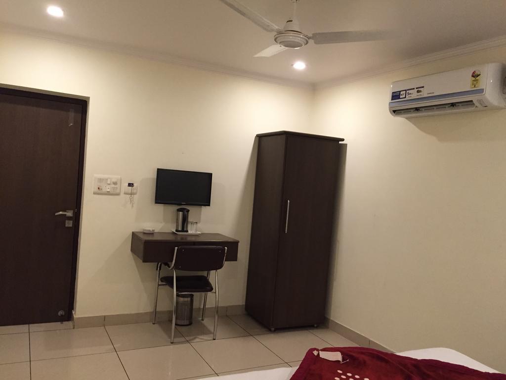 Hotel Surya Haldwāni Kamer foto