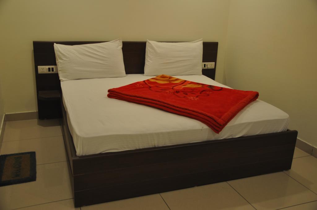 Hotel Surya Haldwāni Kamer foto