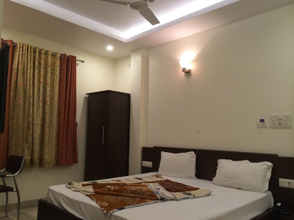 Hotel Surya Haldwāni Kamer foto